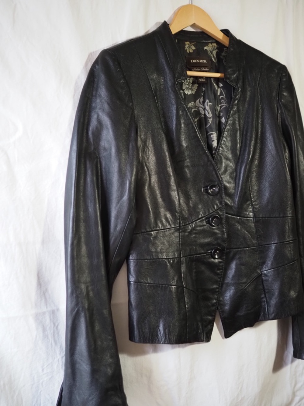Danier Black Leather Fitted Women's Button Jacket